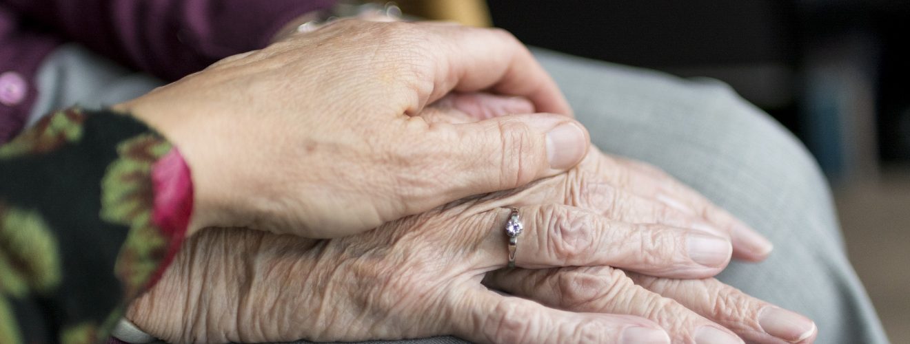 Deux mains de femmes posées l'une sur l'autre