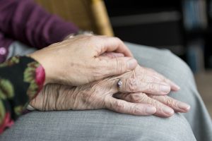 Deux mains de femmes posées l'une sur l'autre