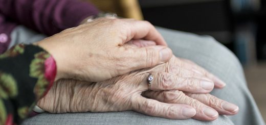 Deux mains de femmes posées l'une sur l'autre