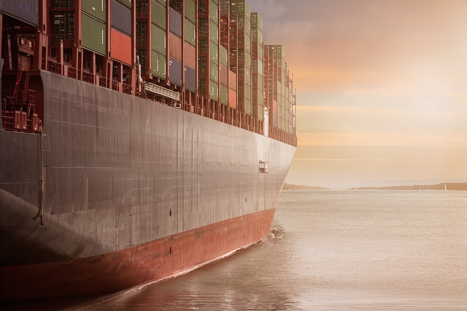 Transport maritime de containers dans un cargo