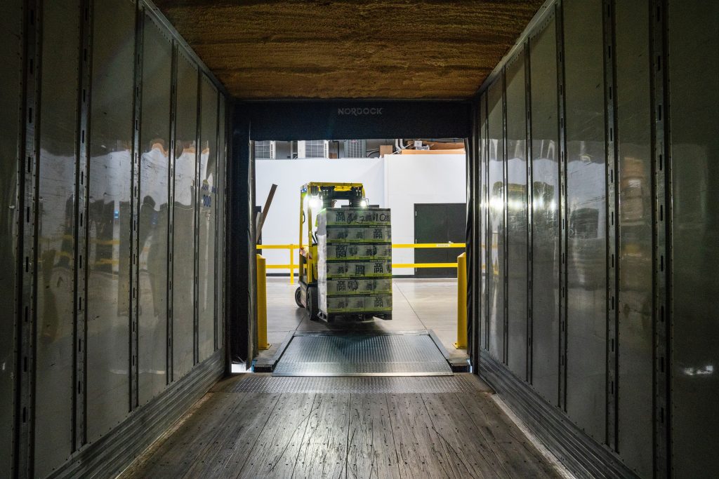 Couloir d'entrepôt industriel avec chariot de cargaison
