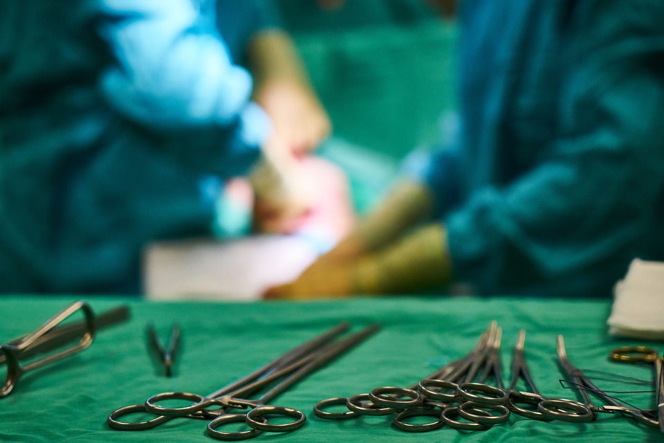 Matériel médical stérile pendant une opération de chirurgie