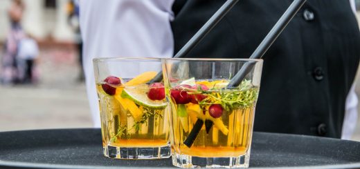 Serveur qui sert des cocktails sur un plateau lors d'une soirée d'entreprise